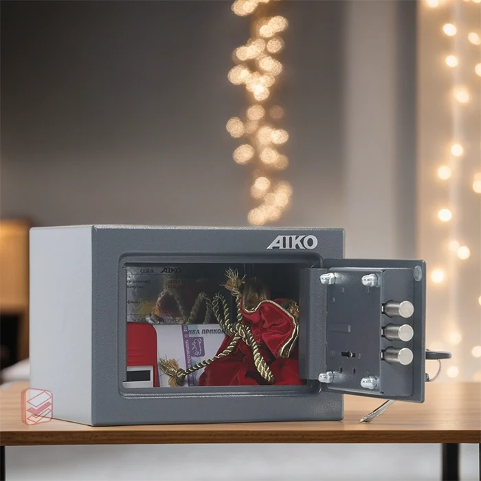Маленький сейф для дома и офиса AIKO T-140 KL фото в интерьере СтеллажМастер Маленький сейф для дома и офиса AIKO T-140 KL фото в интерьере СтеллажМастер